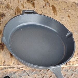 Black Cast Iron Skillet 12" with Pour Spout